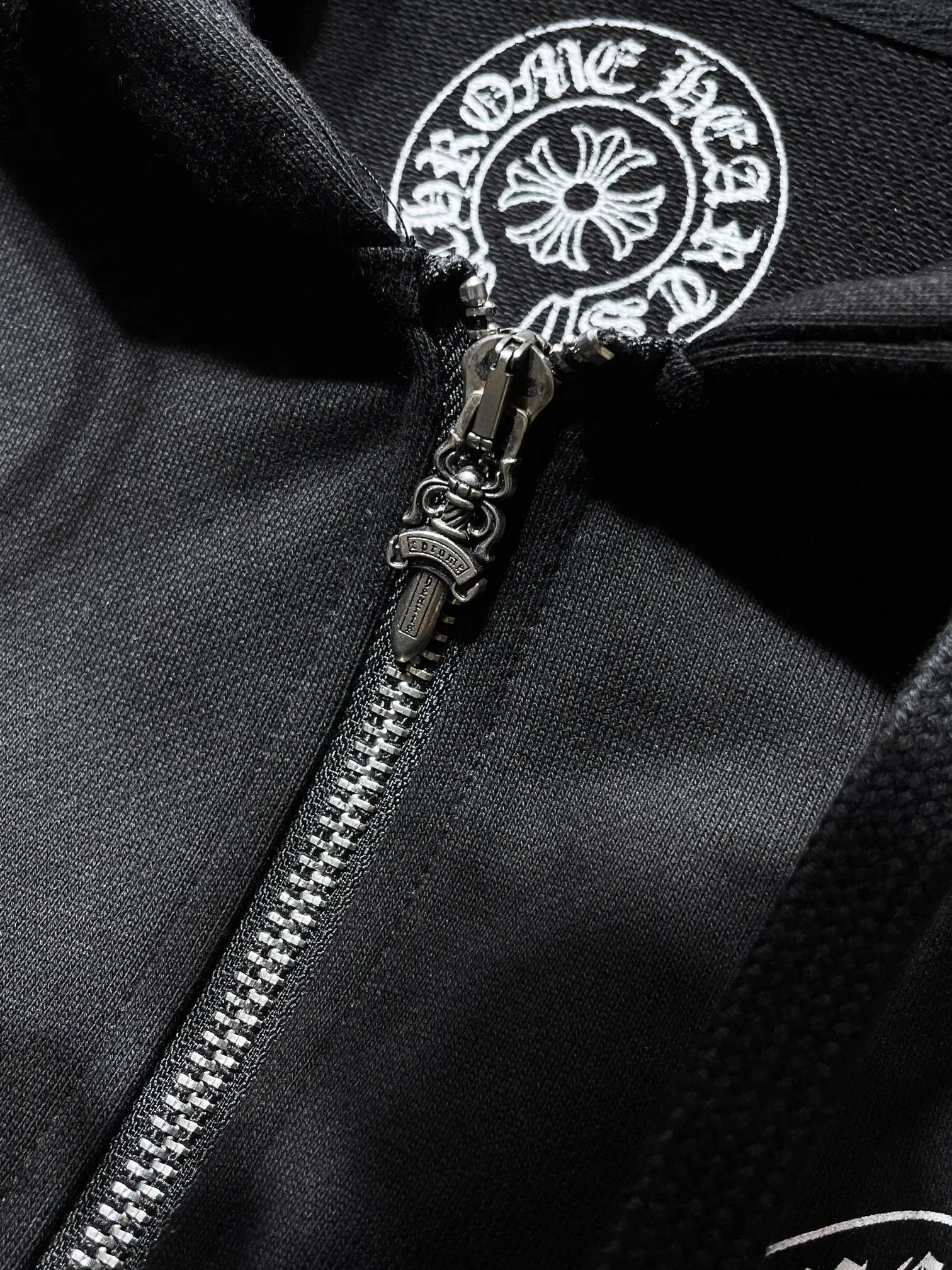 P260 Chrome Hearts Autumn and Winter 2025 Counter Synchronization ❤️ City limited edition, classic horseshoe cross Sanskrit large flower arm zipper sweatshirt Improved customized version 1:1 high-weight high-quality fabric Recommended color: white black Size: S, M, L, XL